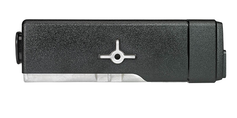 Zwarte USB-stick met zilveren logo in het midden.