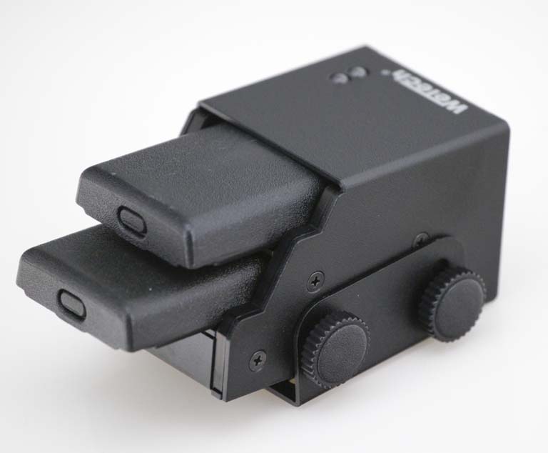 Appareil électronique noir avec deux fentes et boutons.