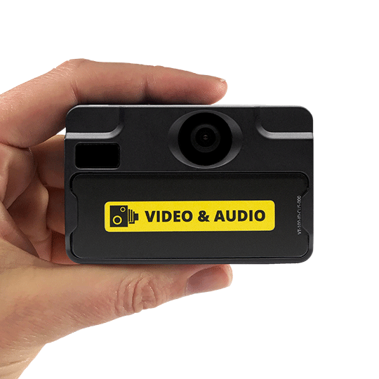 Hand houdt zwarte camera met gele Video & Audio sticker.