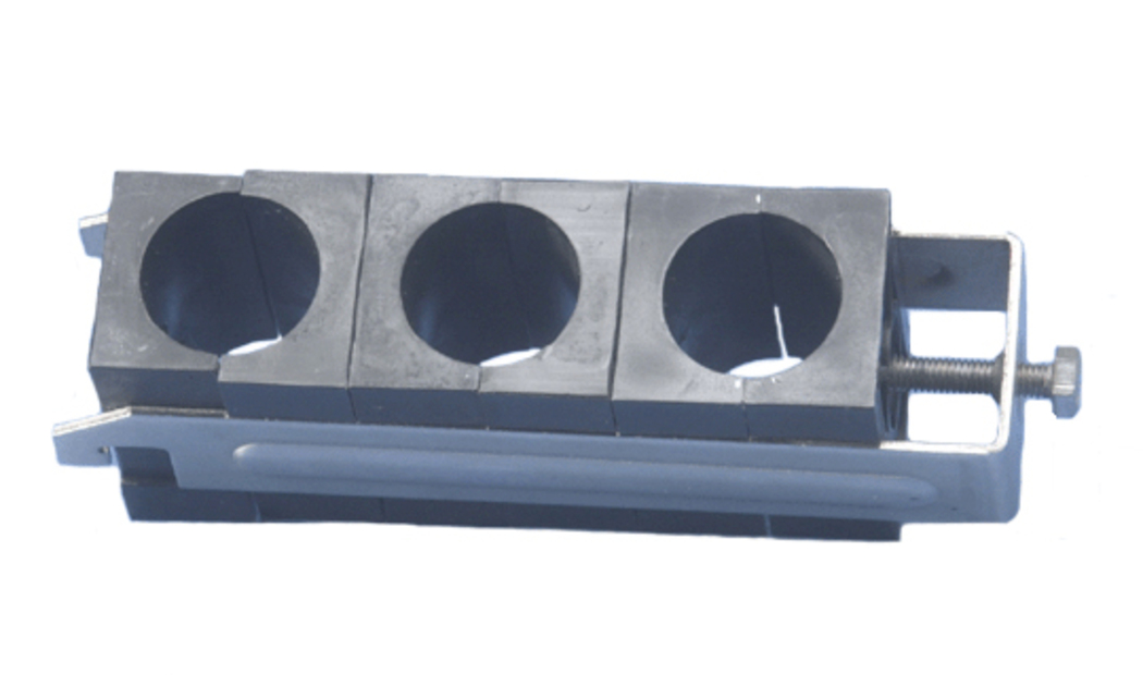 7000-00752690_com_03.jpg Metalen dubbele beugel met drie ronde openingen en een schroef.