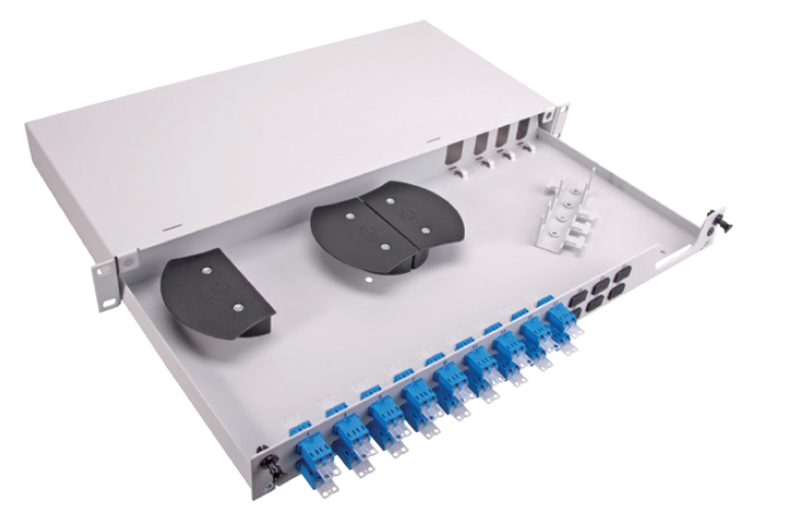 Boîtier de distribution en fibre optique blanc avec connecteurs bleus et gestion des câbles