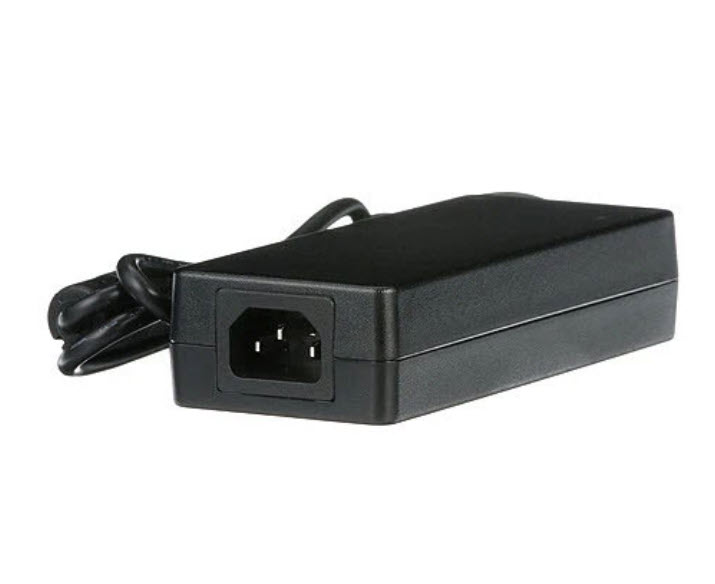 Zwarte adapter met netsnoer en ingangsaansluiting.