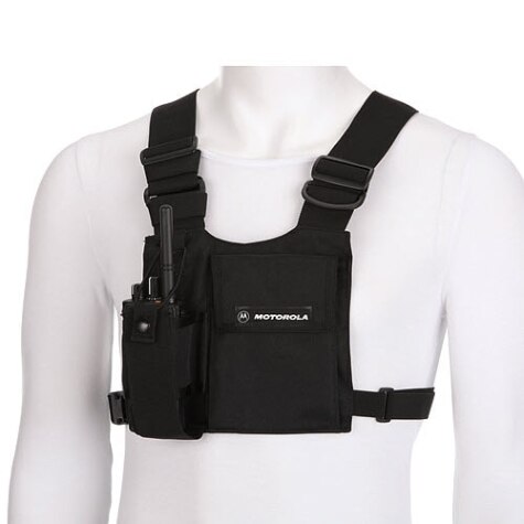 Harnais radio noir sur fond blanc.