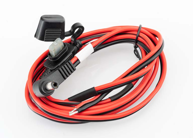 Câbles rouges et noirs avec prise et fusible.