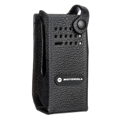 7000-00337700_mot_01.jpg Zwart leren hoesje voor radio met Motorola-logo en knoopsluiting.