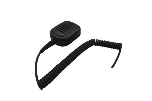 Microphone à main noir avec câble spiralé.