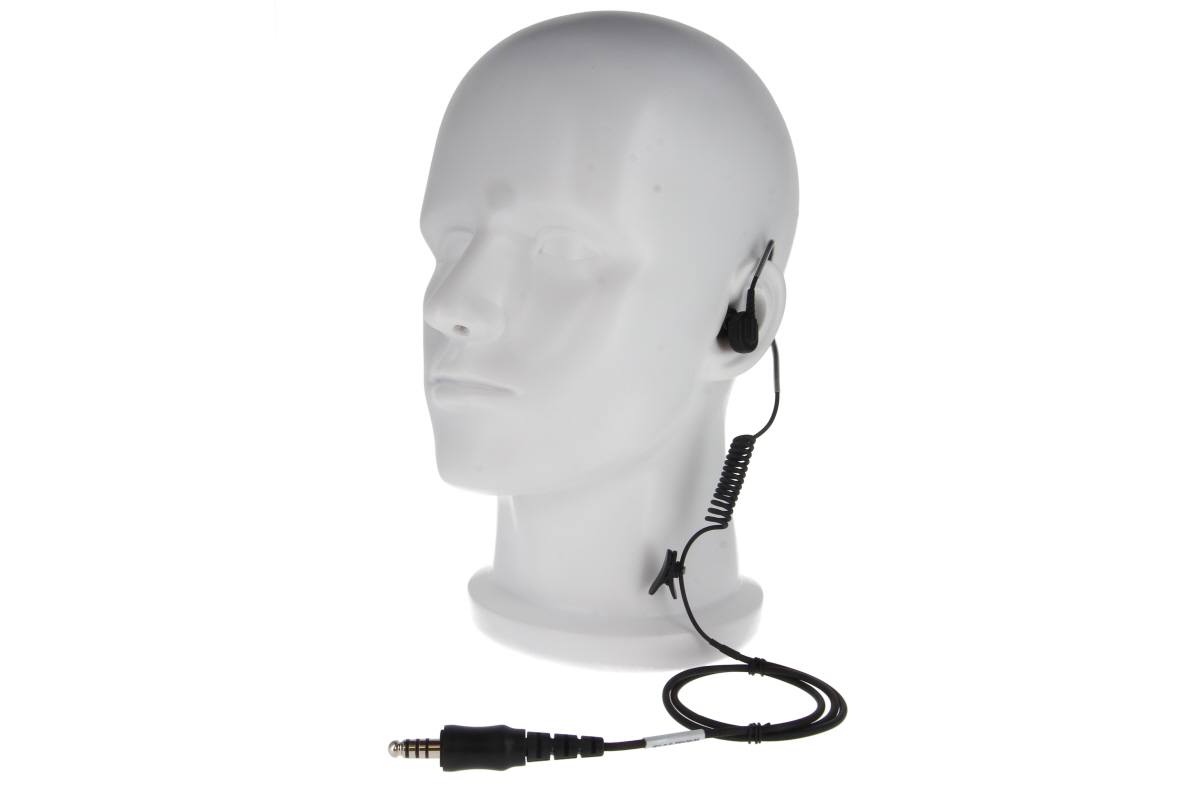 Koptelefoon met microfoon op modelhoofd, spiraalkabel zichtbaar.