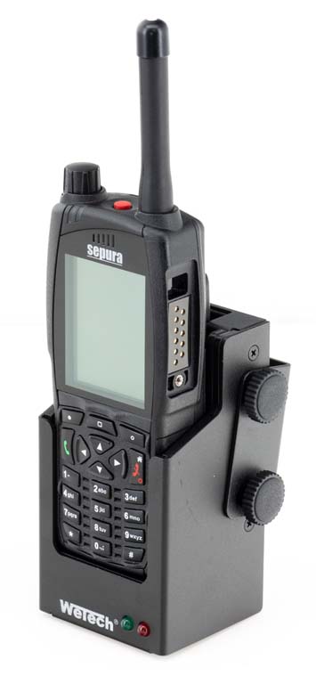 Een radioapparaat in een verticale oplader.