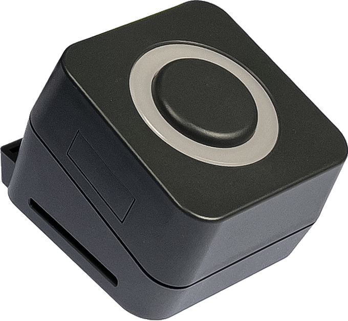 Appareil noir carré avec un bouton central.