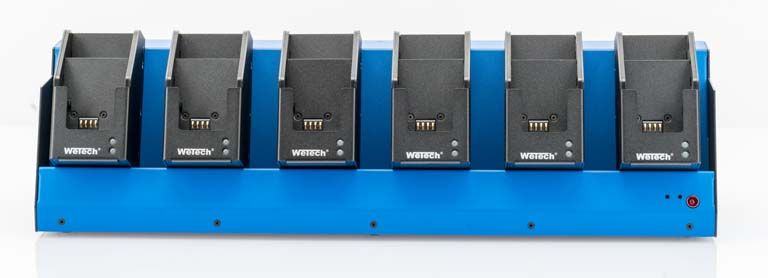 Zes vakken oplader met blauwe basis en zwarte houders bovenop.