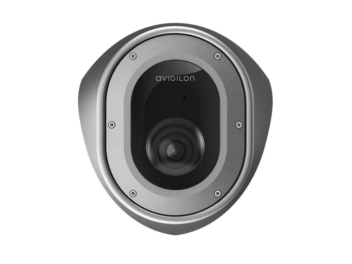 Caméra de surveillance argentée avec cache-objectif et détails noirs.