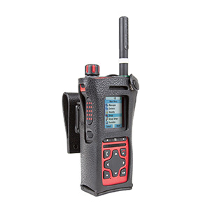 Radiotoestel met scherm en knoppen, zwart-rode behuizing, antenne bovenop.