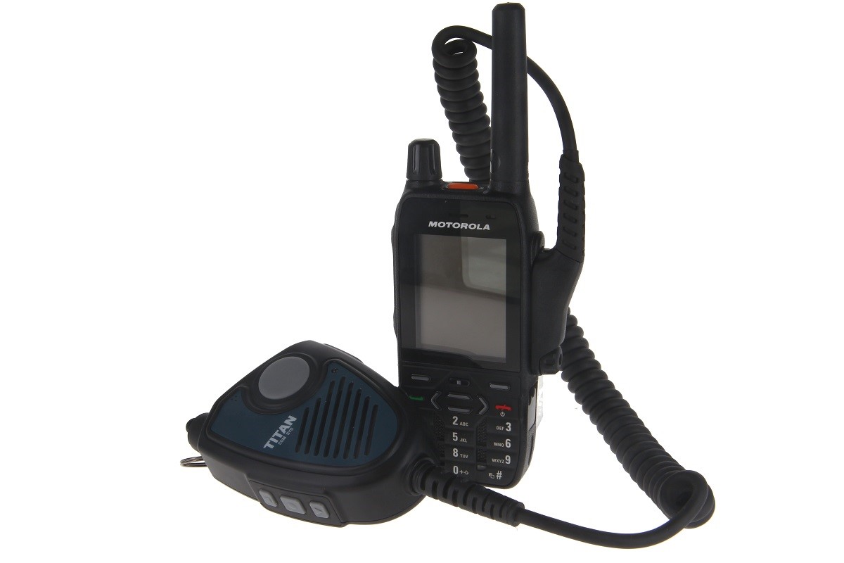 Radioapparaat en handmicrofoon verbonden met spiraalkabel.