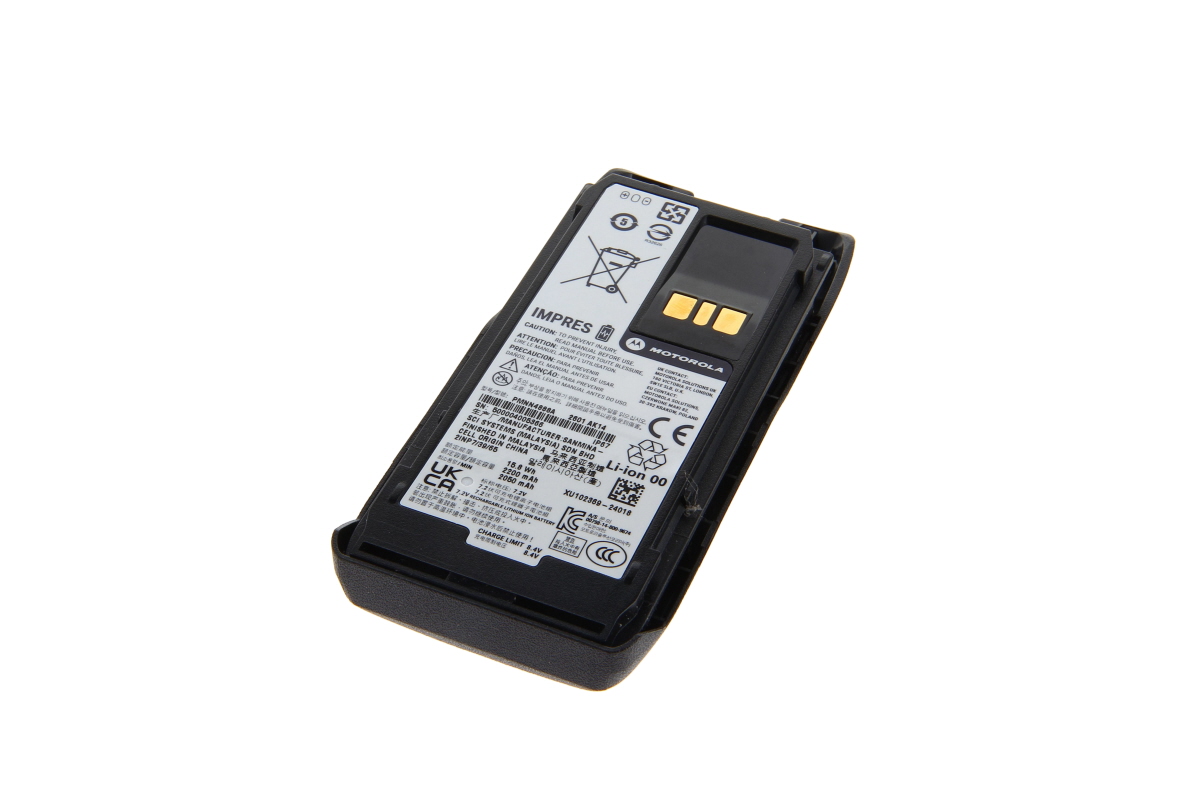 Batterie lithium-ion avec étiquette et contacts, posée.