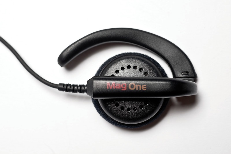 Zwarte oortelefoon met clip en opschrift Mag One.