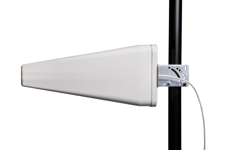 Antenne blanche triangulaire montée sur un mât noir.