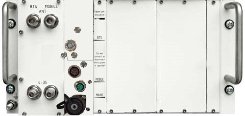 Metalen apparaat met handvatten en aansluitingen voor BTS, mobiel en stroom.