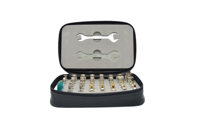 Koffer met precisiemetalen onderdelen en twee kleine sleutels.