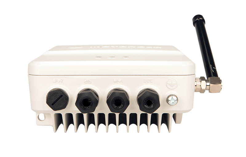 Appareil électronique avec quatre ports et antenne.