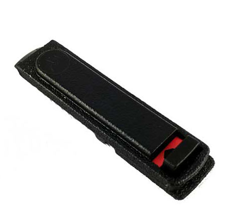 Zwarte riemclip met rood detail, rechthoekige vorm.