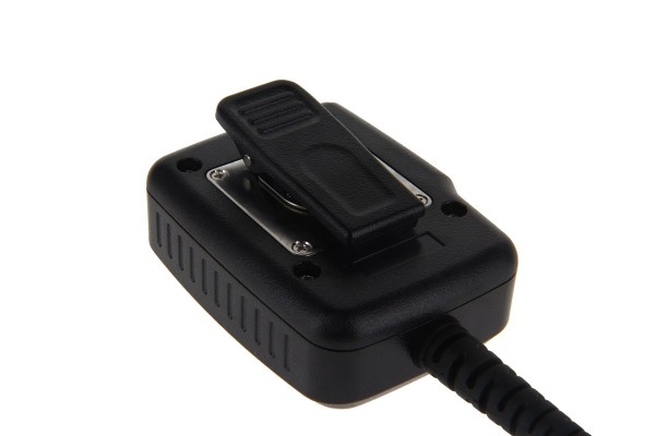 Zwart radioradio-microfoon met lange kabel en clip.