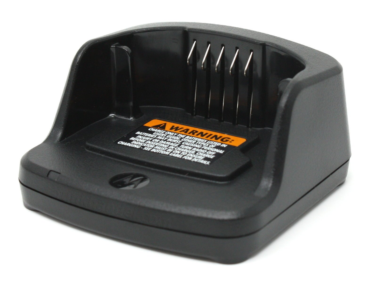 Station de charge de batterie noire avec étiquette d'avertissement à l'avant.