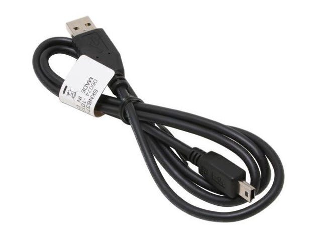Câble USB noir avec connecteurs standard et mini, étiquette attachée au câble.