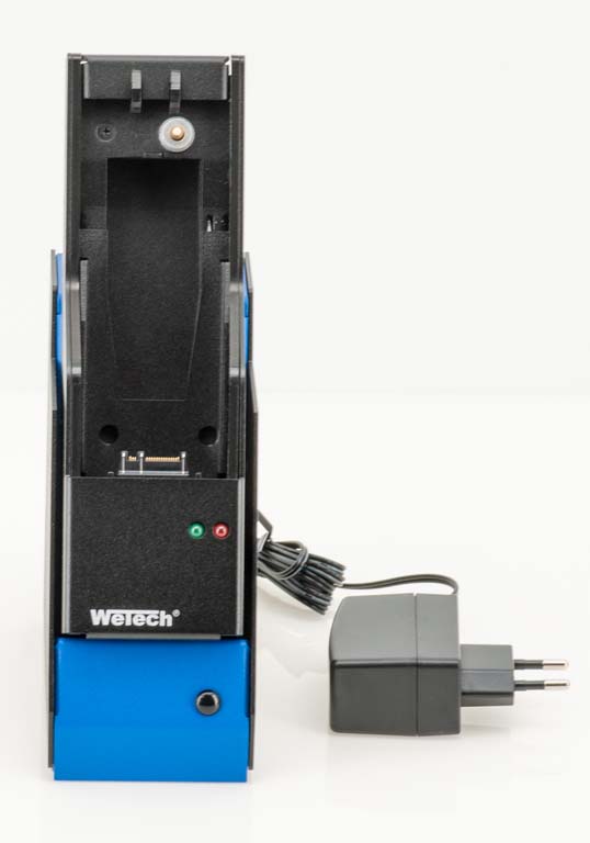 Sleuvenmachine met adapter, indicatielampjes en een kabel.