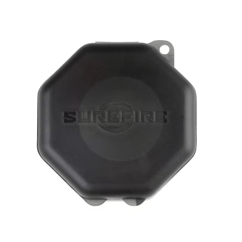 Zwarte, achthoekige deksel met SureFire-logo in het midden.
