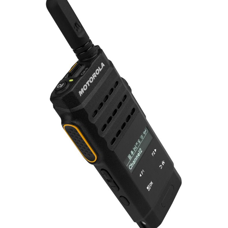 Zwarte handradio met zijdelings display en oranje accent.