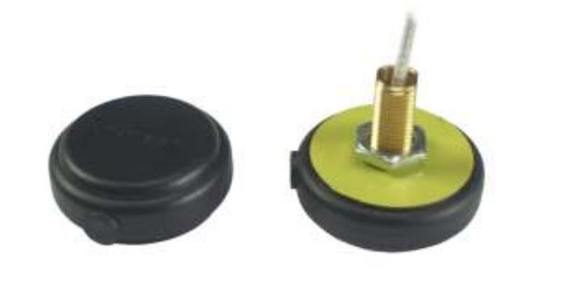 7000_00757755_VIM_01.jpg Twee zwarte, ronde antennebases, één met connector, één gesloten.