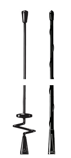 Deux tiges de mélangeur noires, une à lames plates, une en spirale.