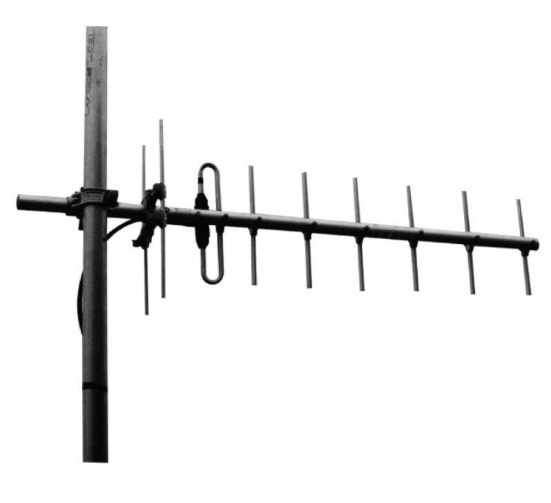 Antenne Yagi avec plusieurs éléments, montée sur un poteau.
