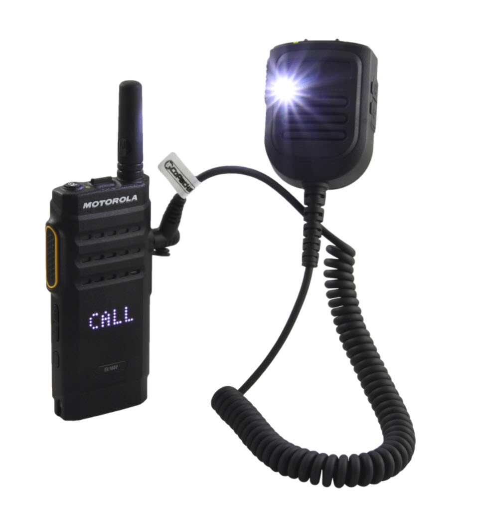 Radioapparaat met helder microfoonlicht en CALL-display.