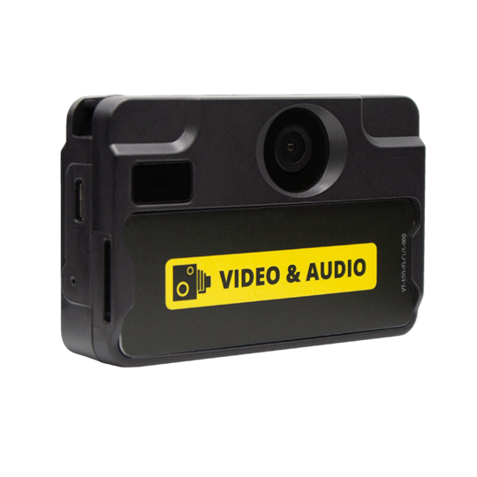 Caméra portable avec étiquette jaune 'Video & Audio'.