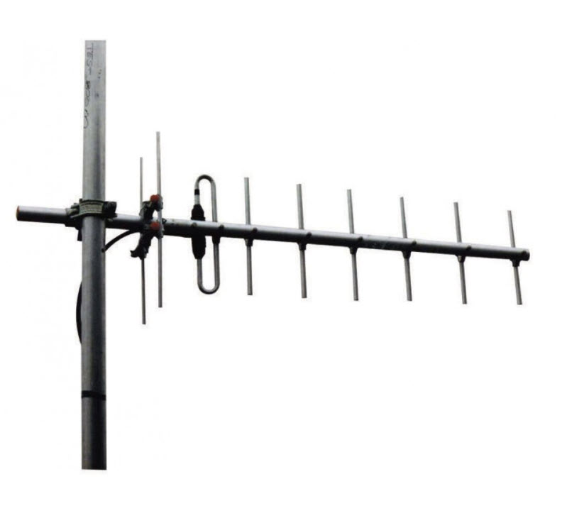 Yagi-antenne op een paal, met meerdere elementen.
