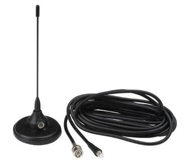 Zwarte magnetische antenne met lange kabel en stekkers.