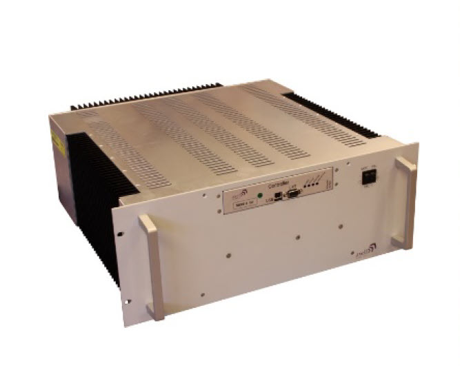 Grijs technisch apparaat met ventilatiegleuven en vooraansluitingen.
