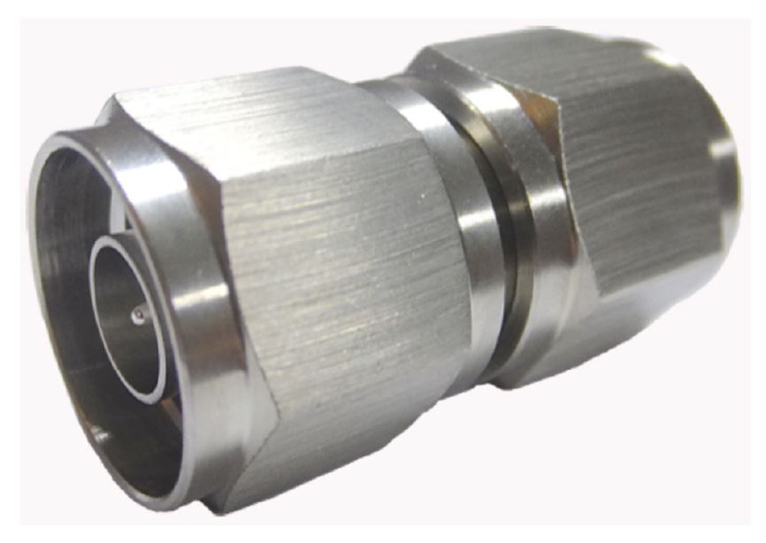 Metalen connector voor coaxkabels, cilindrisch, zilverkleurig.