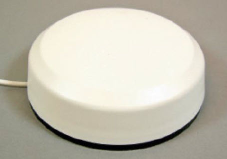 7000_00751061_SMA_01.jpg Ronde, witte grote knop met kabel op grijs oppervlak.