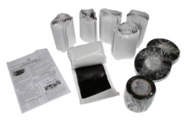 Divers rouleaux de ruban adhésif et une feuille de instructions sur papier.