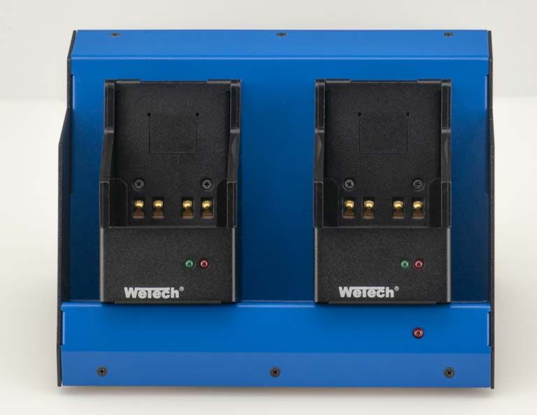 Blauwe dubbele oplader met twee zwarte oplaadsleuven bovenop.