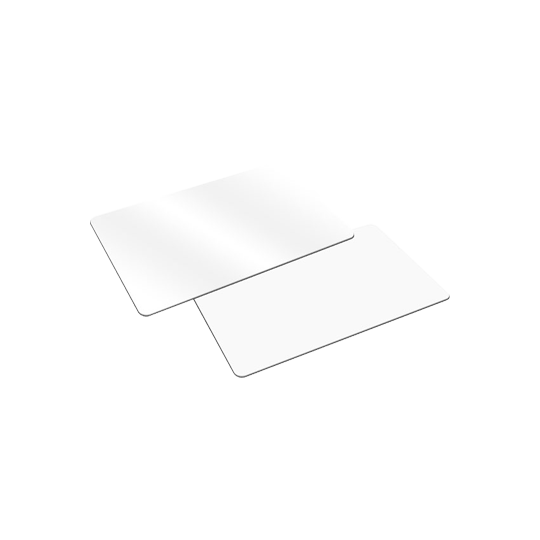 Deux cartes plastiques blanches et vierges, légèrement superposées.