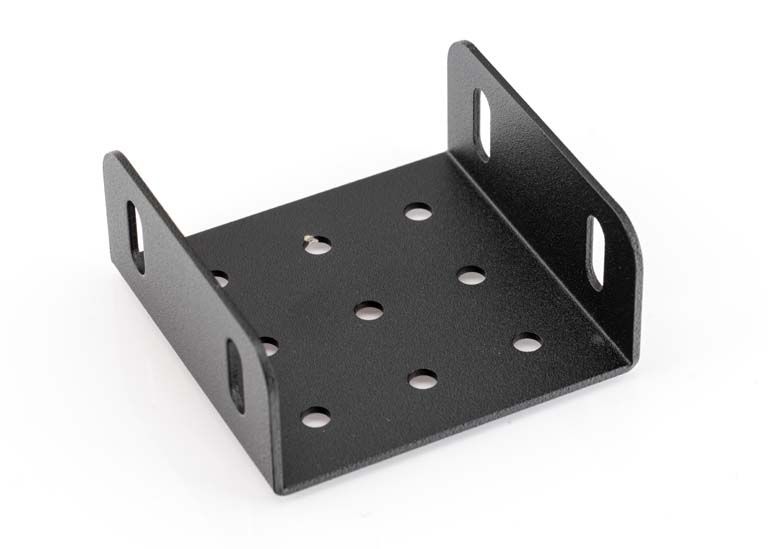 Zwart geverfde metalen beugel met negen gaten.