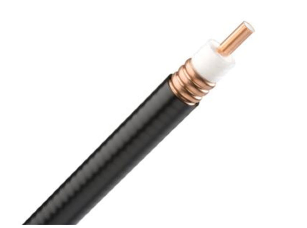 Câble coaxial avec gaine noire et fil de cuivre exposé.