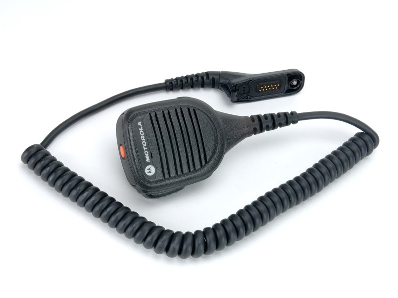 Handmicrofoon met spiraalkabel en connector.