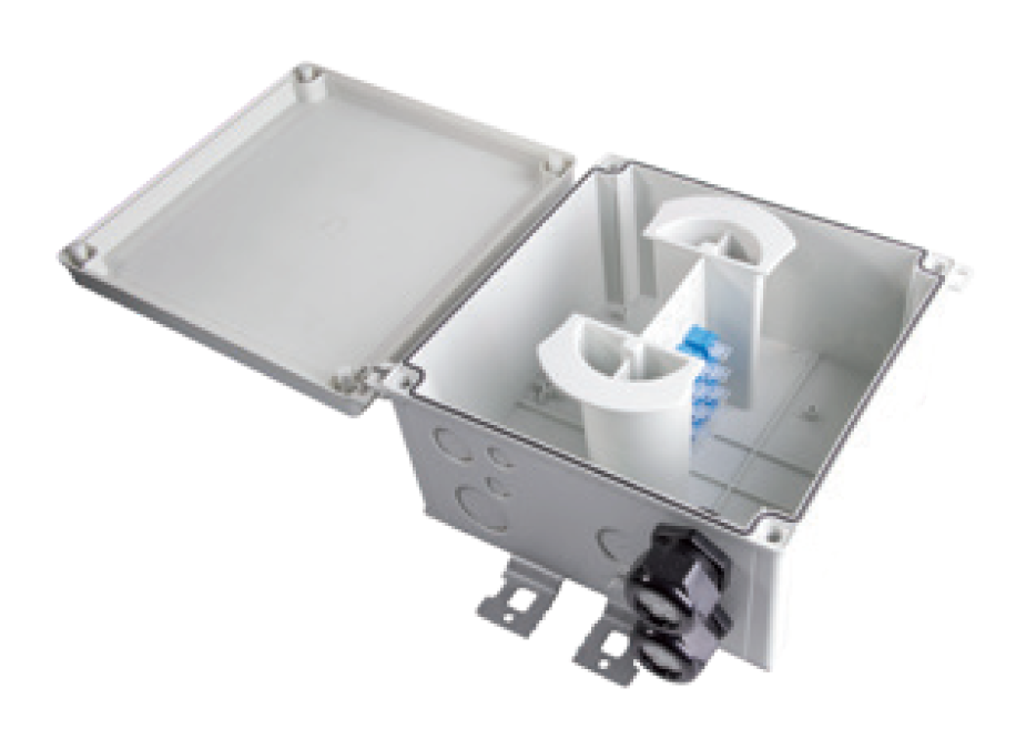 Boîte de distribution ouverte avec connecteurs de câbles et presse-étoupe externe.