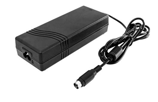 7000-00752546_pbe_01.jpg Zwarte netadapter voor elektronische apparaten met kabel en stekker.