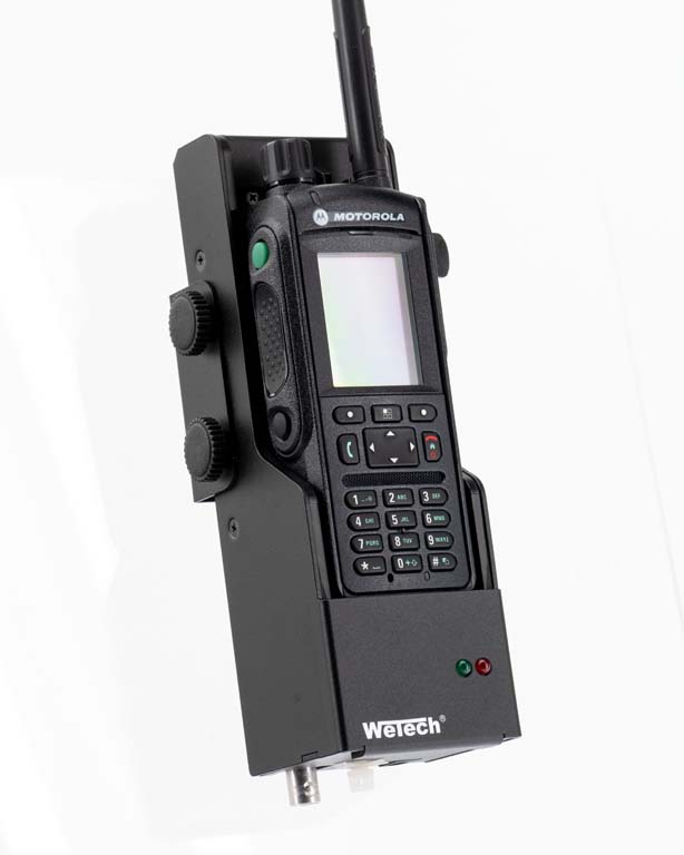 7000_00751728_WEM_01.jpg Radio met display en toetsenbord in een houder.