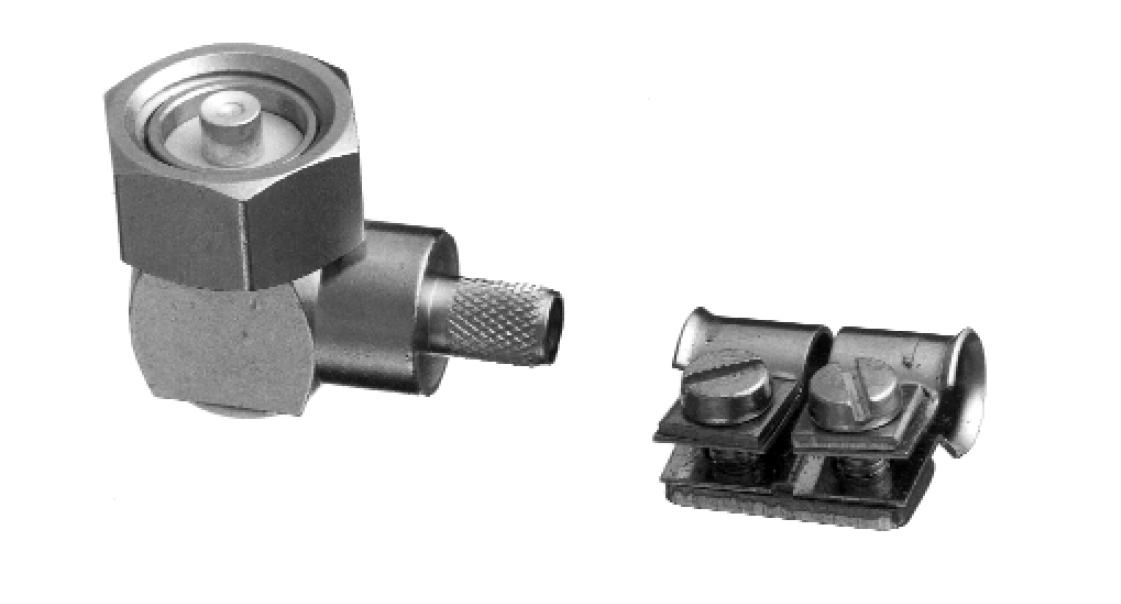 Deux composants métalliques, à gauche un connecteur coudé, à droite une pince à double vis.